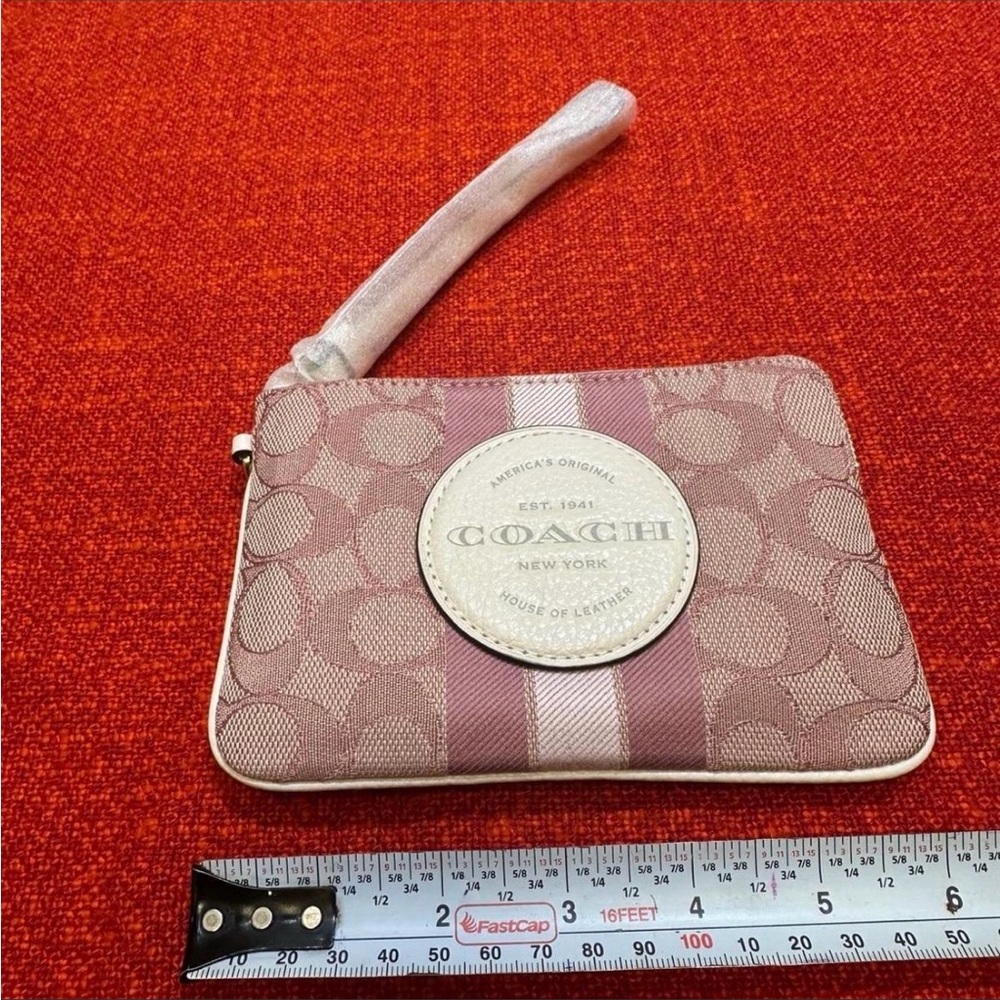❤️❤️❤️New without tags  Coach Dempsey wallet/wristlet ❤️❤️❤️